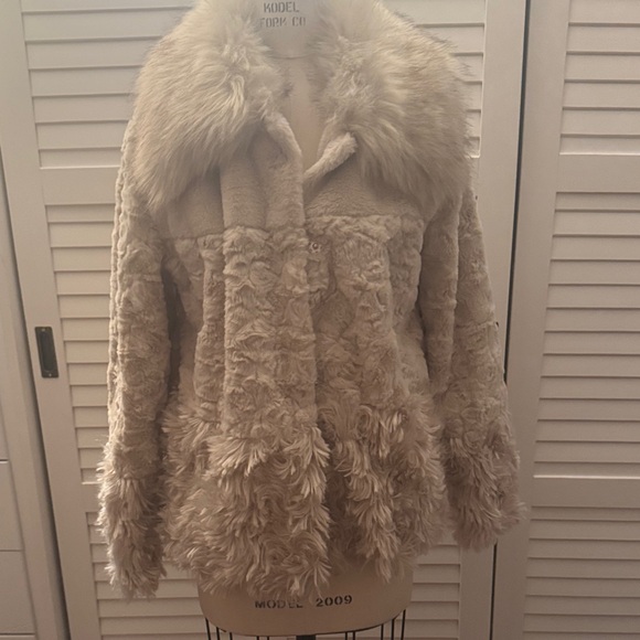 carre noir Jackets & Blazers - Ivory faux fur jacket by Carre Noir Size Medium